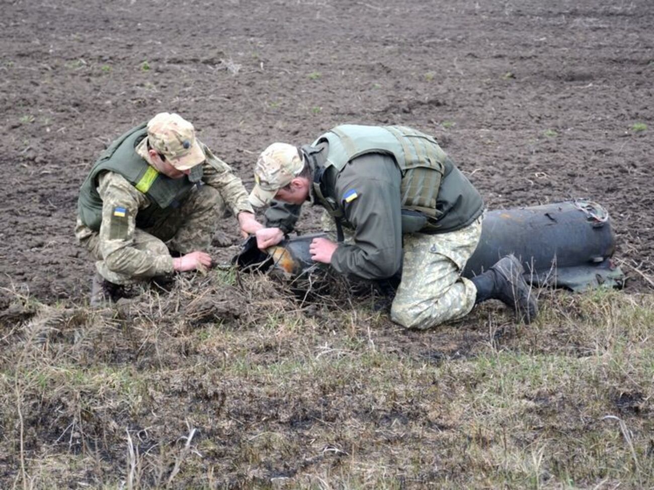 На территории склада в Балаклее продолжаются одиночные взрывы