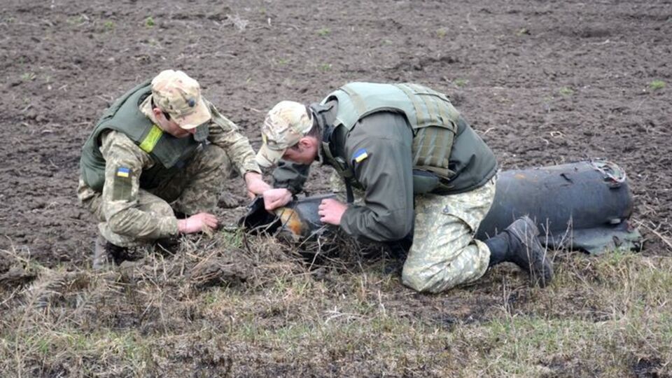 На территории склада в Балаклее продолжаются одиночные взрывы