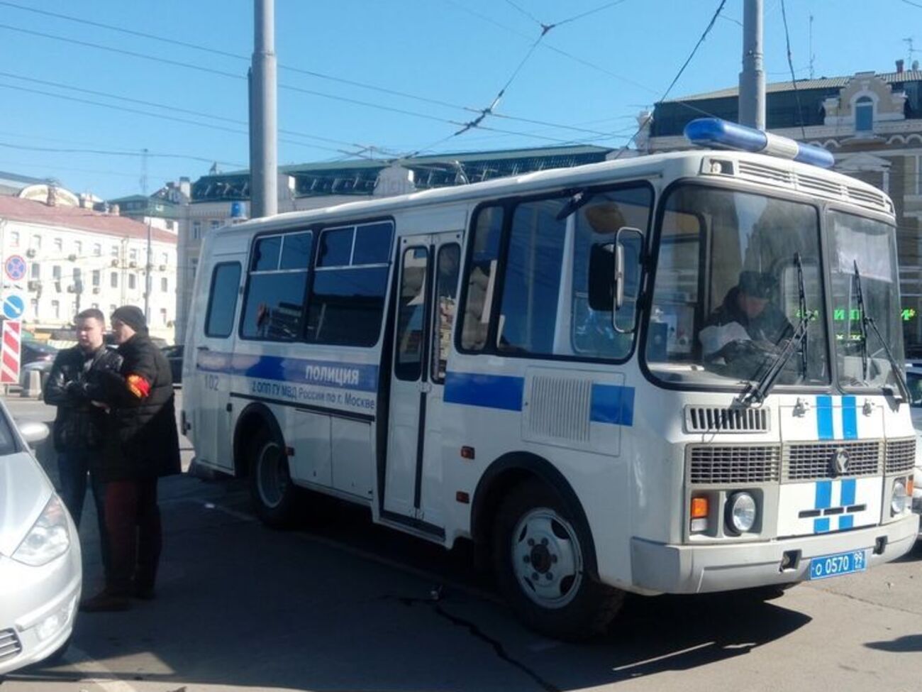 Задержанных сопровождают в полицейские автобусы