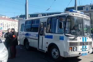 Задержанных сопровождают в полицейские автобусы