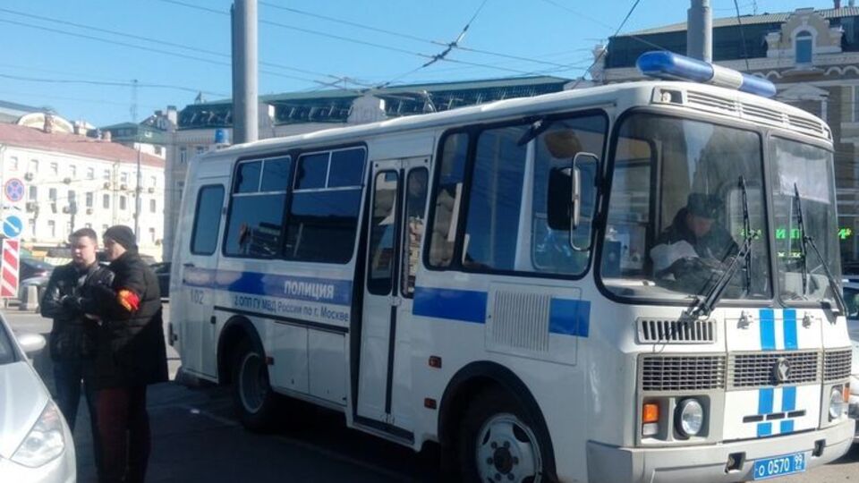 Задержанных сопровождают в полицейские автобусы