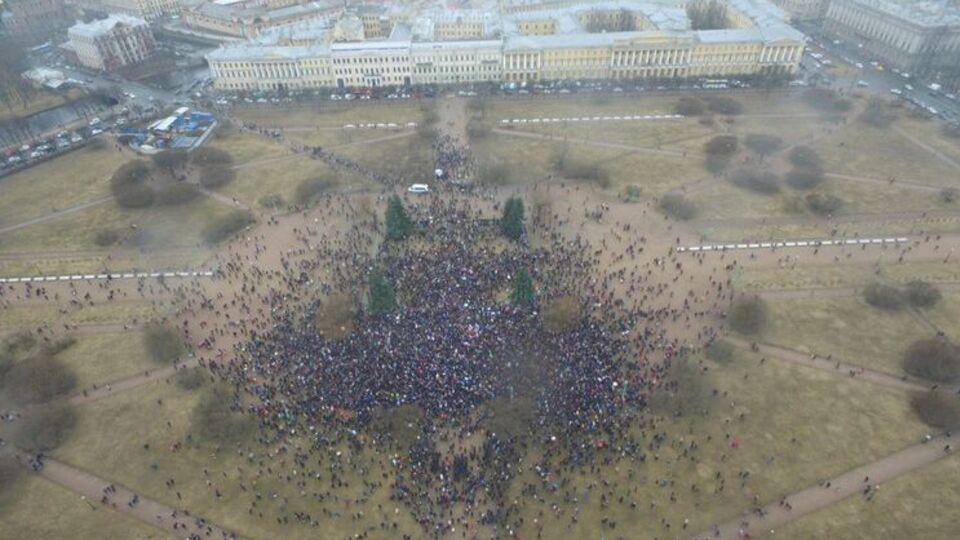 Жители Санкт-Петербурга начали акцию на Марсовом поле