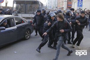 Российские силовики пытаются разогнать протестующих