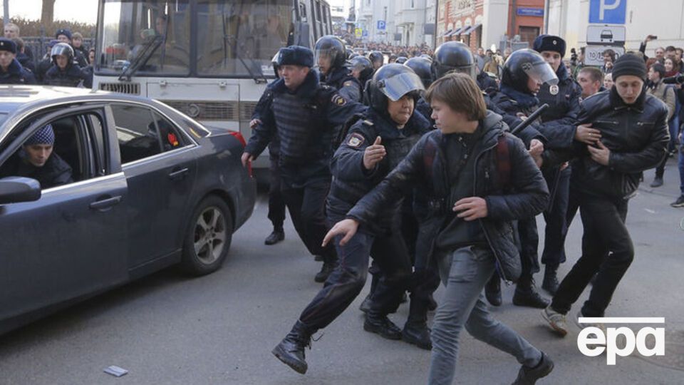 Російські силовики намагаються розігнати протестувальників