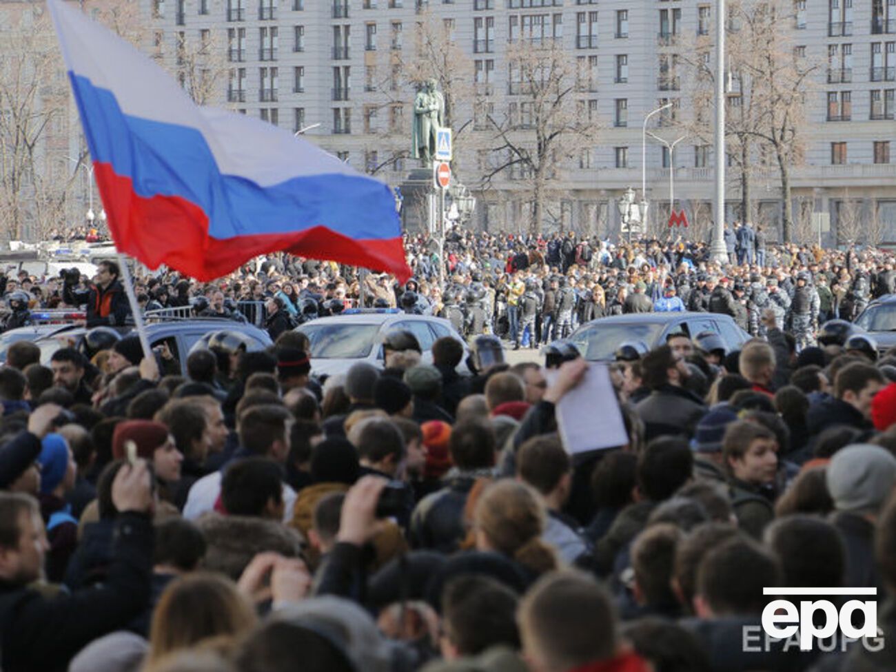 Тысячи людей пришли к памятнику Пушкину