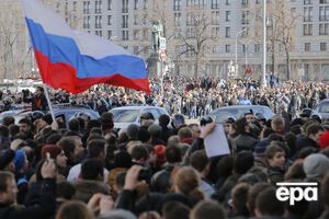 Тысячи людей пришли к памятнику Пушкину