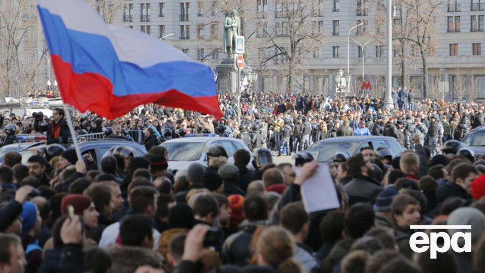 Тысячи людей пришли к памятнику Пушкину