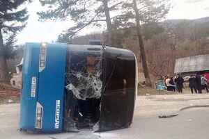 Предварительно известно, что водитель не выбрал безопасной скорости движения, не справился с управлением, вследствие чего автобус начал катиться задним ходом