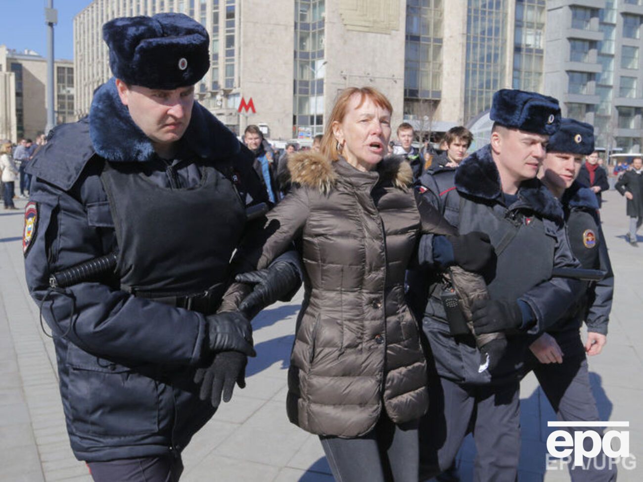 Полицейские массово задерживают участников протестов