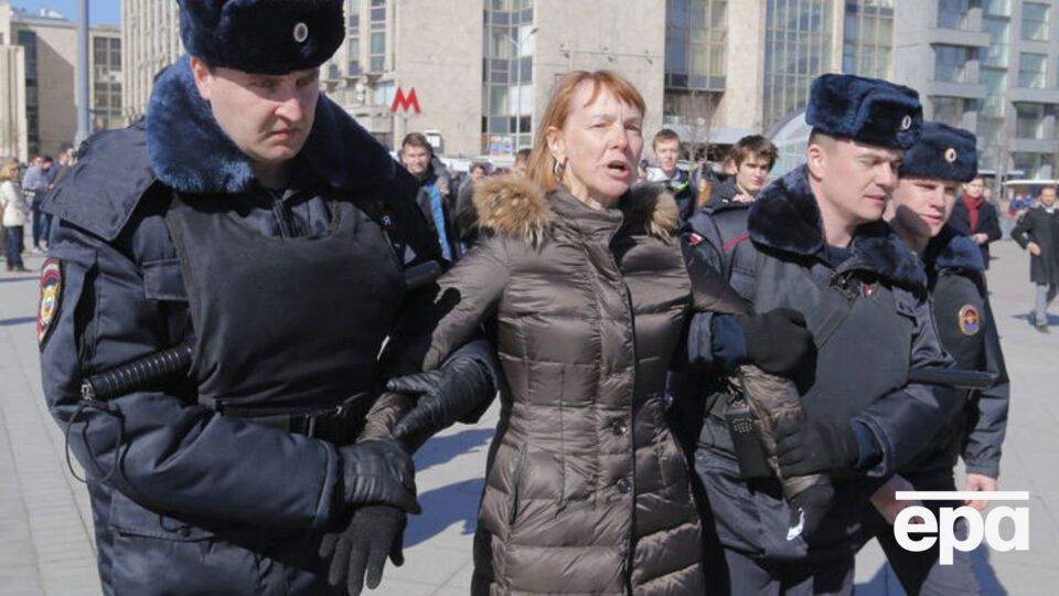Поліцейські затримують учасників протестів