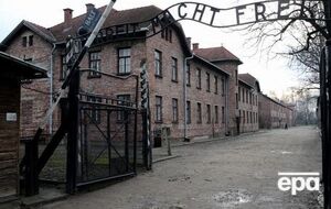 Учасники акції прикували себе наручниками до воріт колишнього концтабору