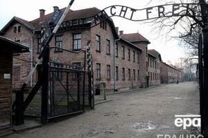Участники акции приковали себя наручниками к воротам бывшего концлагеря