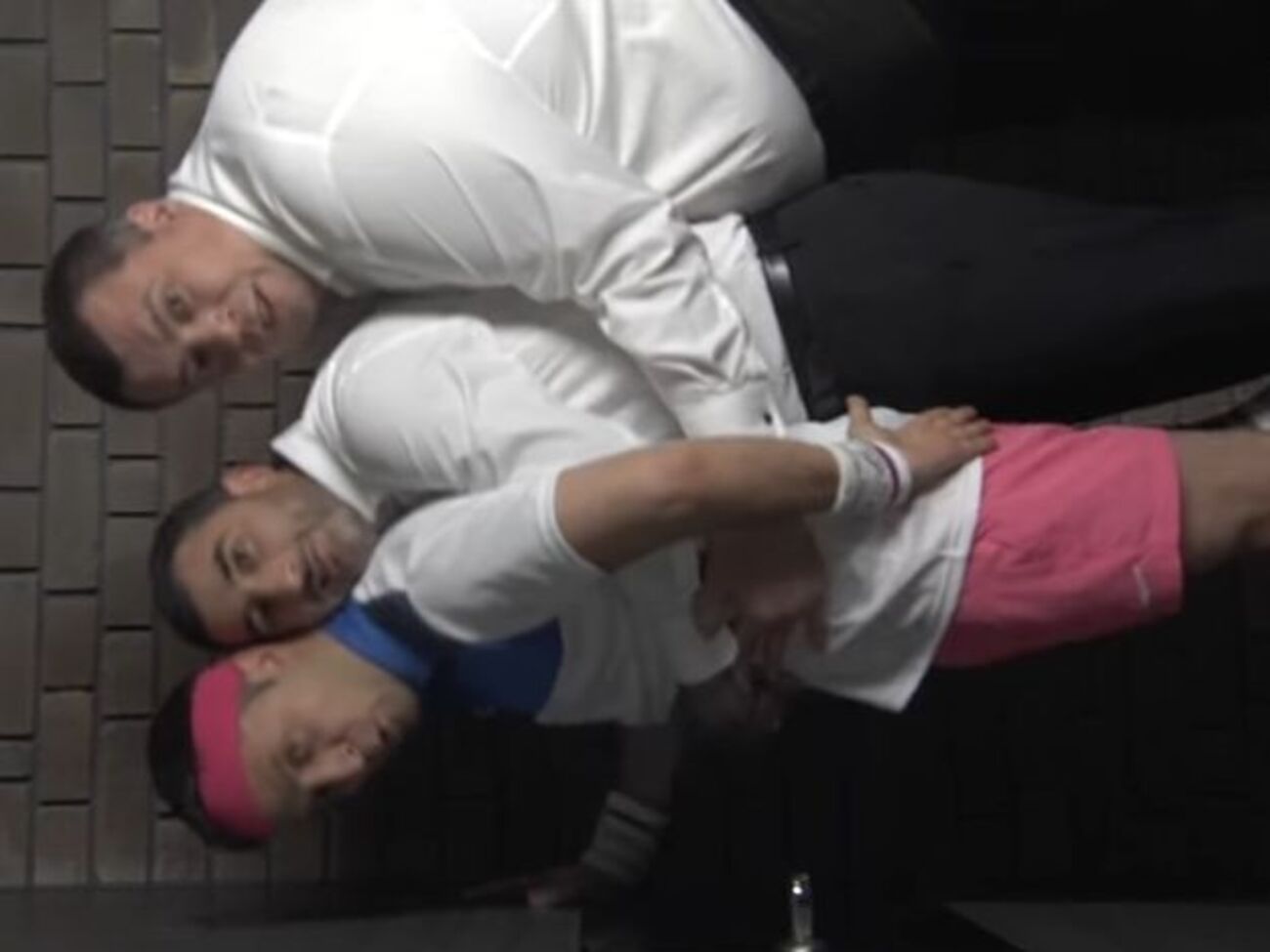 "Ляшко" віджимається з навантаженням із двох помічників