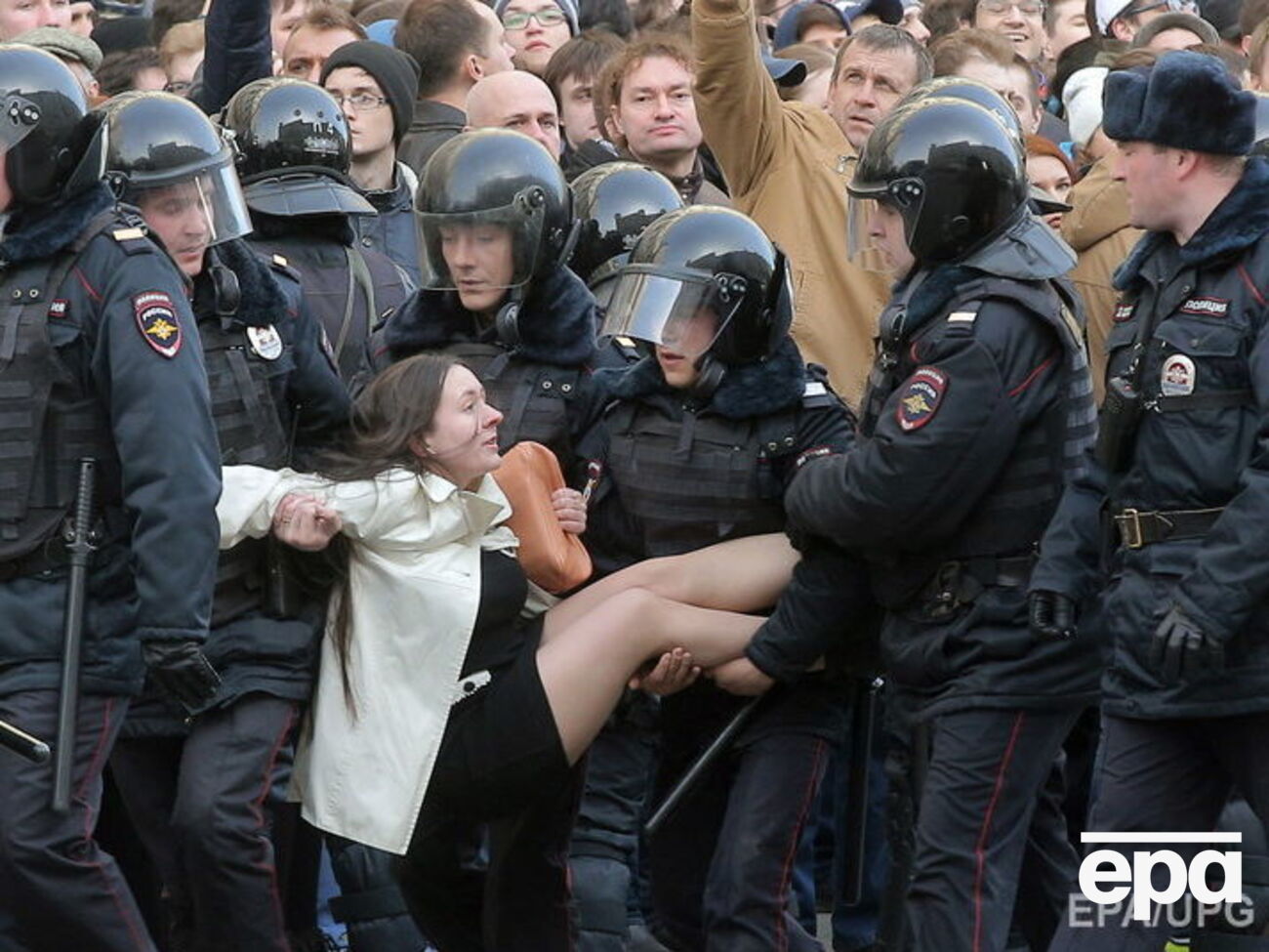 Російські поліцейські затримали безліч учасників протестів