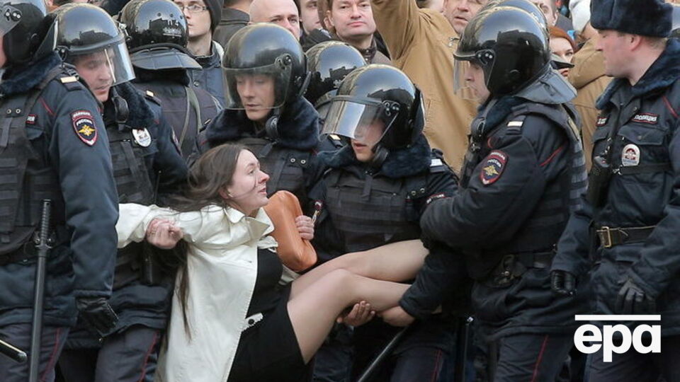 Російські поліцейські затримали безліч учасників протестів