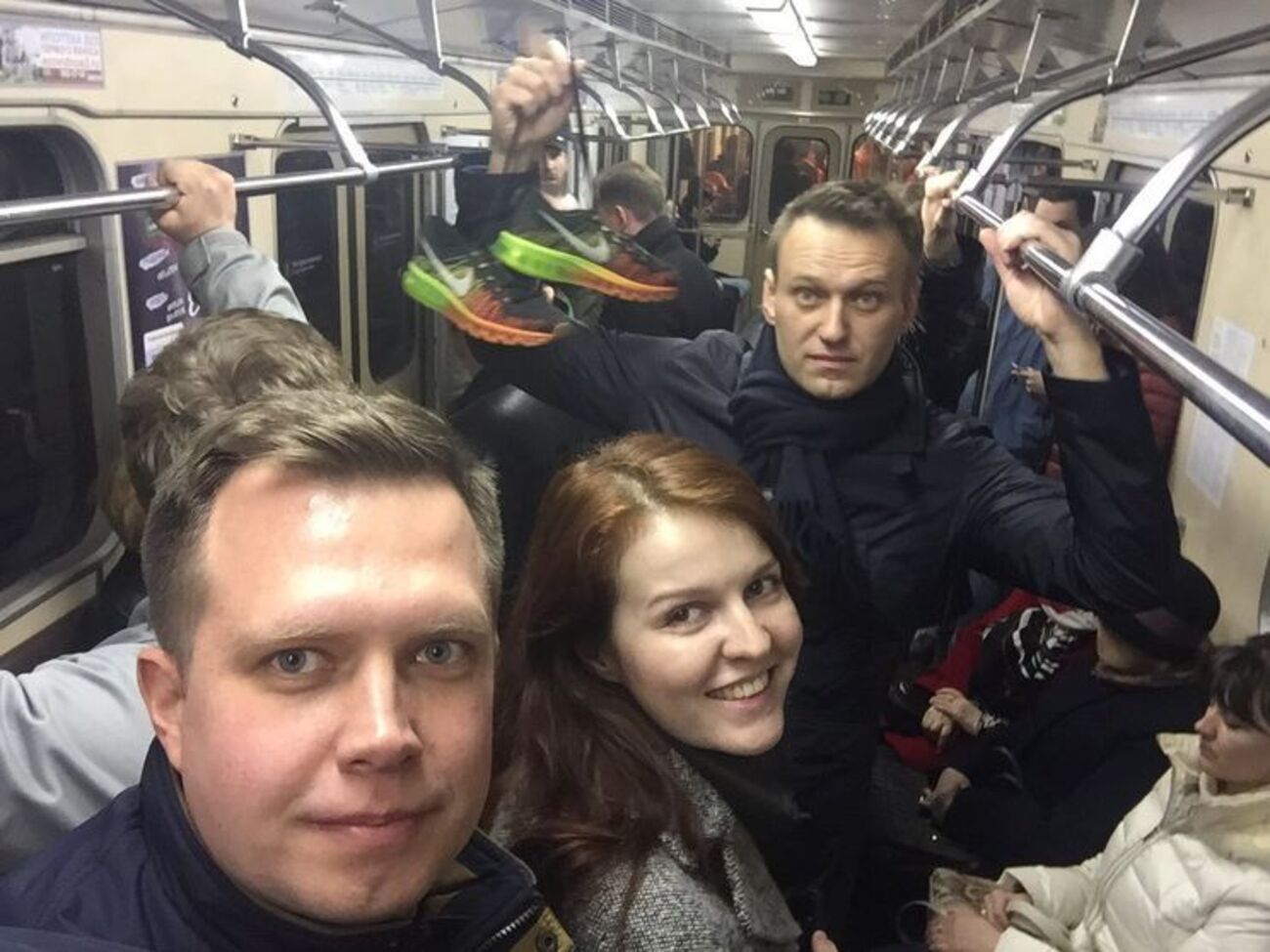 Навальный с кроссовками, которые стали символом протестных акций