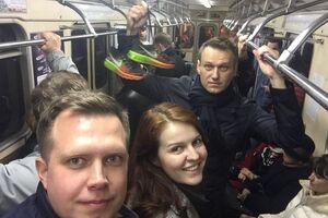 Навальный с кроссовками, которые стали символом протестных акций