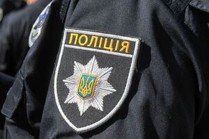 Девушку доставили в отделение полиции и сейчас с ней работают полицейские ювенальной превенции