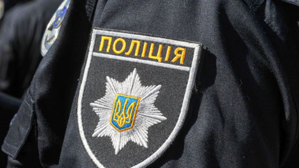 Девушку доставили в отделение полиции и сейчас с ней работают полицейские ювенальной превенции