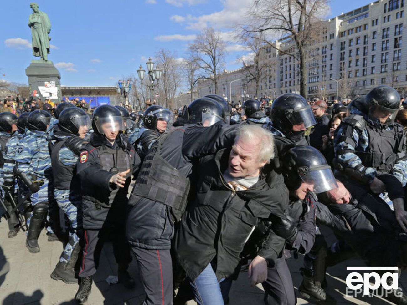 Поліція масово затримувала людей, які прийшли на акцію до центру Москви