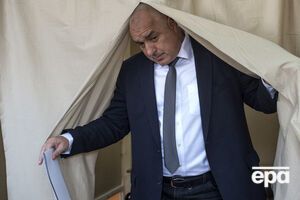 Борисов выходит из кабины для голосования на досрочных парламентских выборах