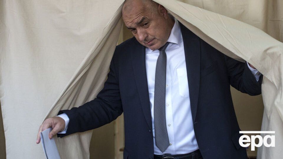 Борисов выходит из кабины для голосования на досрочных парламентских выборах