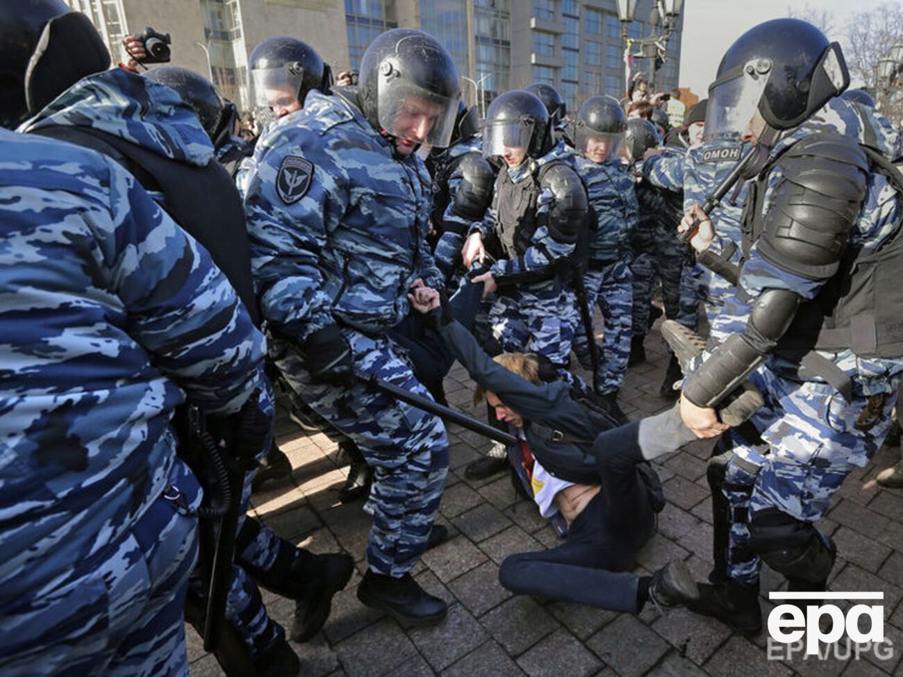 В Москве силовики избили задержанного протестующего