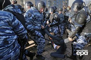 У Москві силовики побили затриманого протестувальника