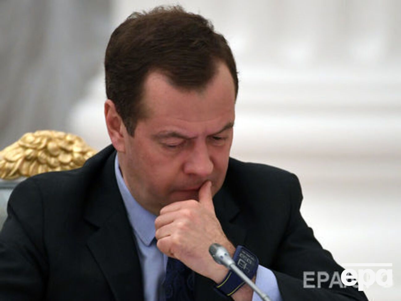 Медведєв під час мітингів у РФ катався на лижах