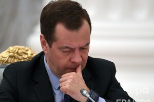 Медведев во время митингов в РФ катался на лыжах