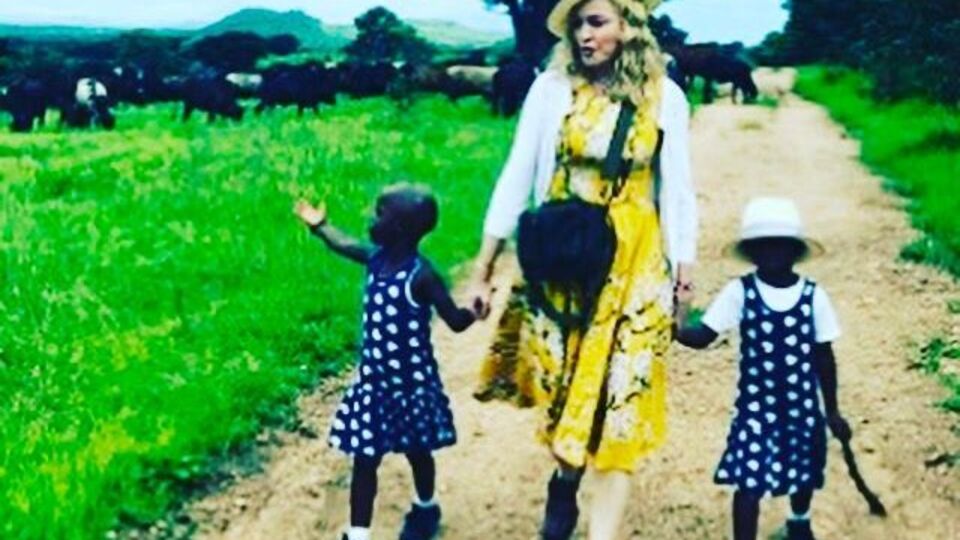 Мадонна: Что происходит, когда вы получаете свою первую куклу Барби! Пикачу остался пылиться!