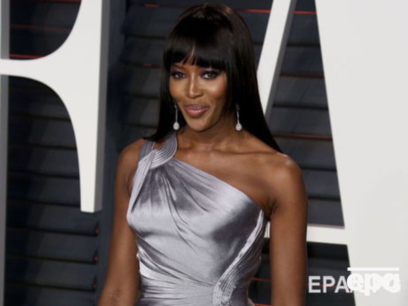 Кемпбелл знялася в короткому ролику і позувала для фото