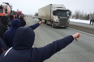 Дальнобойщики РФ требуют отмены или снижения тарифов системы "Платон"
