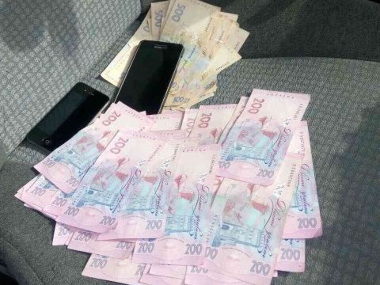 Гроші передавали недалеко від місця роботи поліцейського