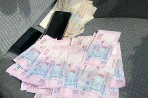 Гроші передавали недалеко від місця роботи поліцейського