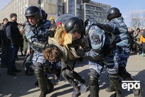 Причиной задержания, со слов родных подростка, стало его нежелание показывать полицейским документы