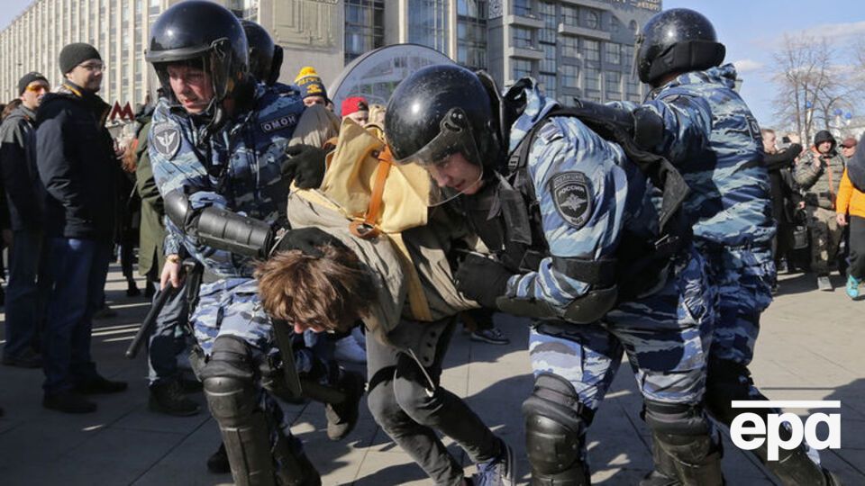 Причиной задержания, со слов родных подростка, стало его нежелание показывать полицейским документы