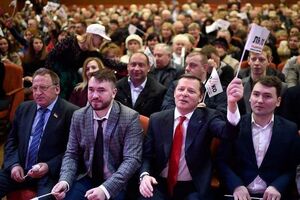 Члени Радикальної партії на конференції, що завершилася танцями