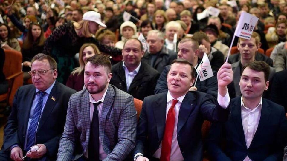Члени Радикальної партії на конференції, що завершилася танцями