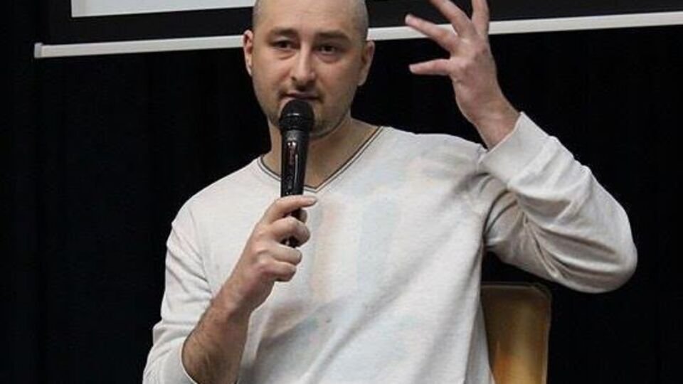 Бабченко: Наступні кроки – не розходитися. Не віддавати своїх. Не пропускати автозаки. Палити багаття. Виходити на вулиці