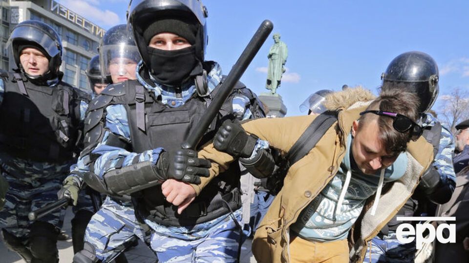 В Кремле размышляют, как реагировать на протестные акции