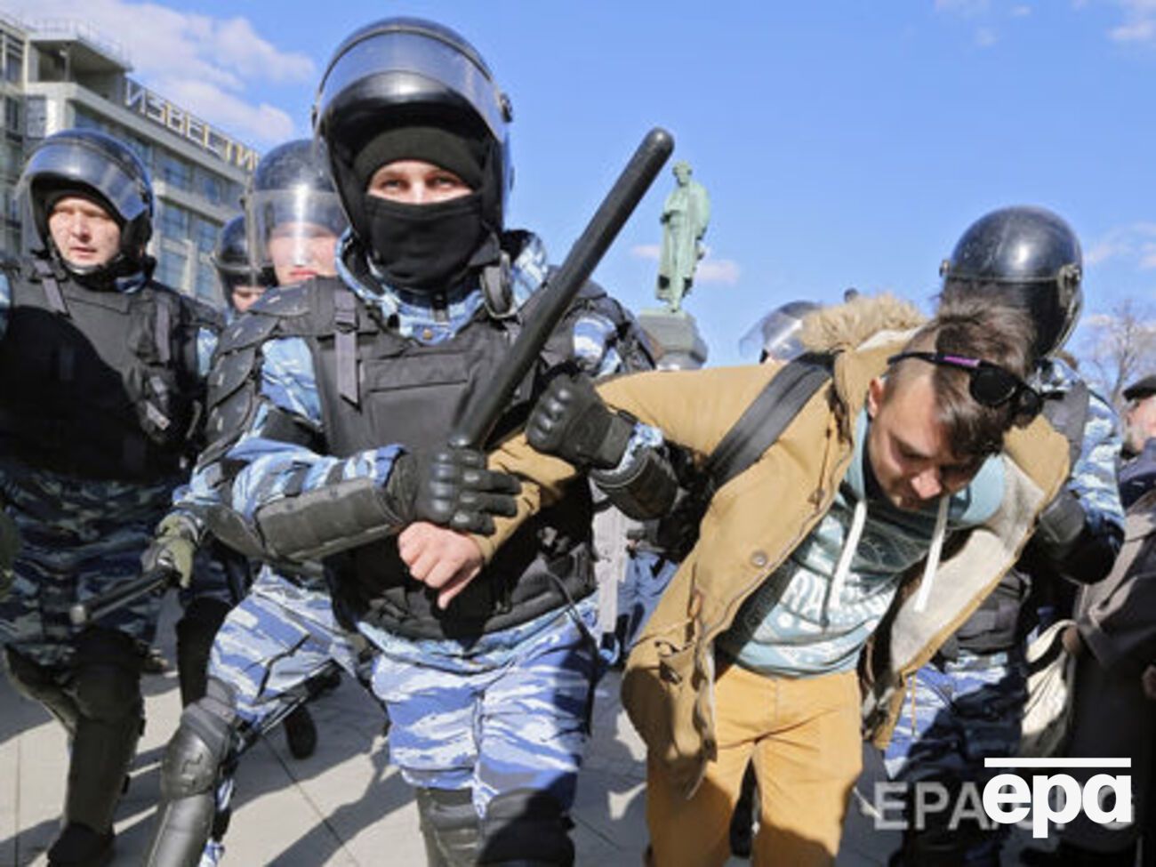 26 березня в Москві, Петербурзі та інших містах Росії відбулися масові затримання учасників мирних демонстрацій проти корупції