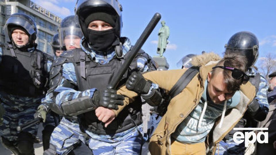 26 березня в Москві, Петербурзі та інших містах Росії відбулися демонстрації з вимогою відставки прем'єр-міністра Росії Дмитра Медведєва