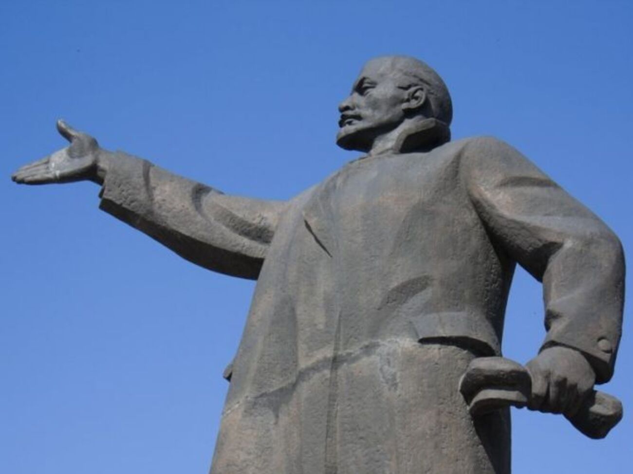 У 2014 році пам'ятник спочатку облили фарбою, а потім повалили