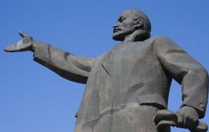 У 2014 році пам'ятник спочатку облили фарбою, а потім повалили