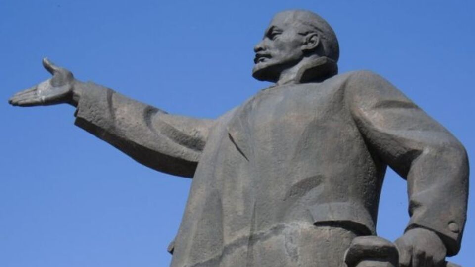 У 2014 році пам'ятник спочатку облили фарбою, а потім повалили
