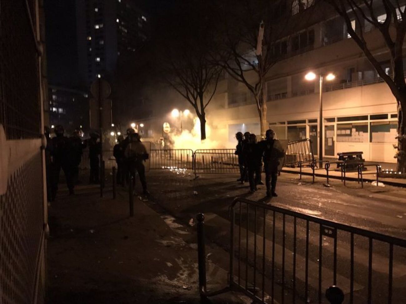 Протестувальники намагалися підпалити поліцейський автомобіль