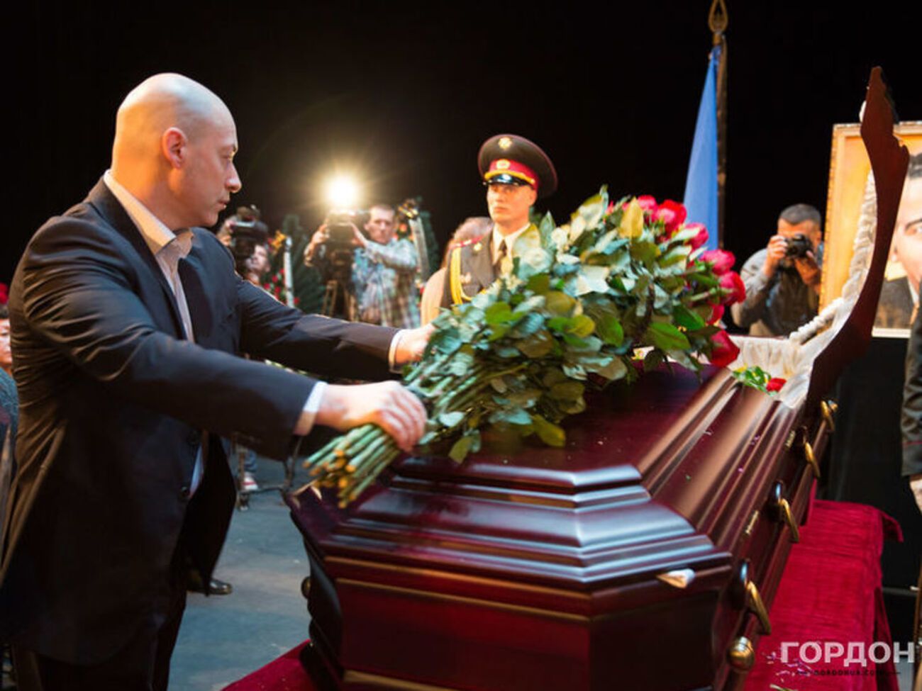 Дмитрий Гордон на прощании с Дмитрием Гнатюком, 4 мая 2016 года
