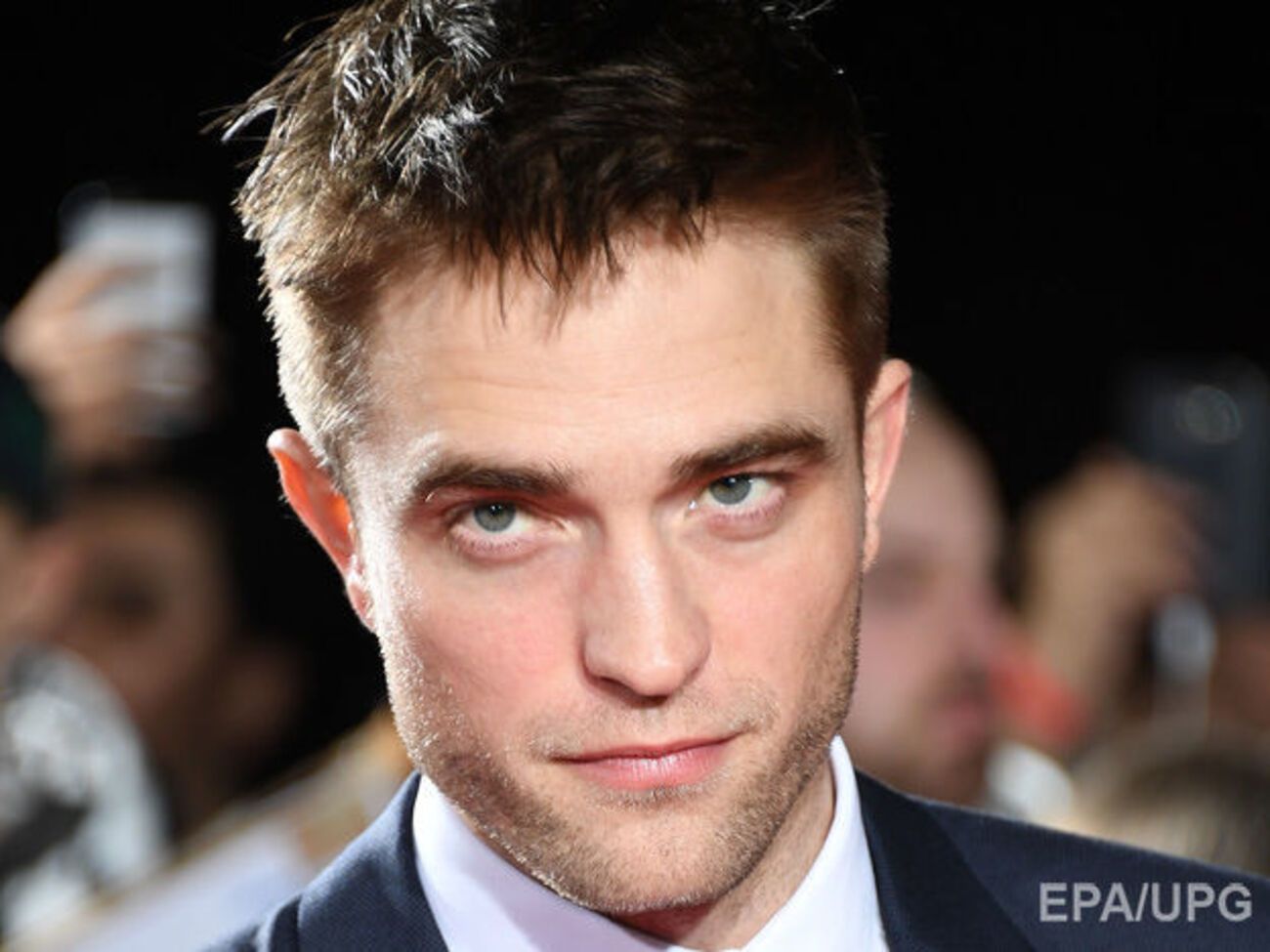 Паттинсон позировал перед объективом Лагерфельда