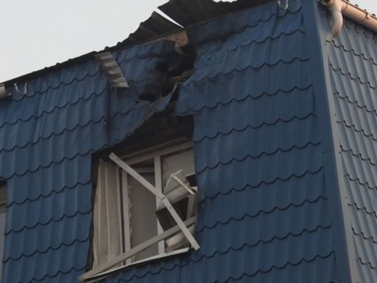 Вероятно, злоумышленники целились в окно последнего этажа, отметили в полиции